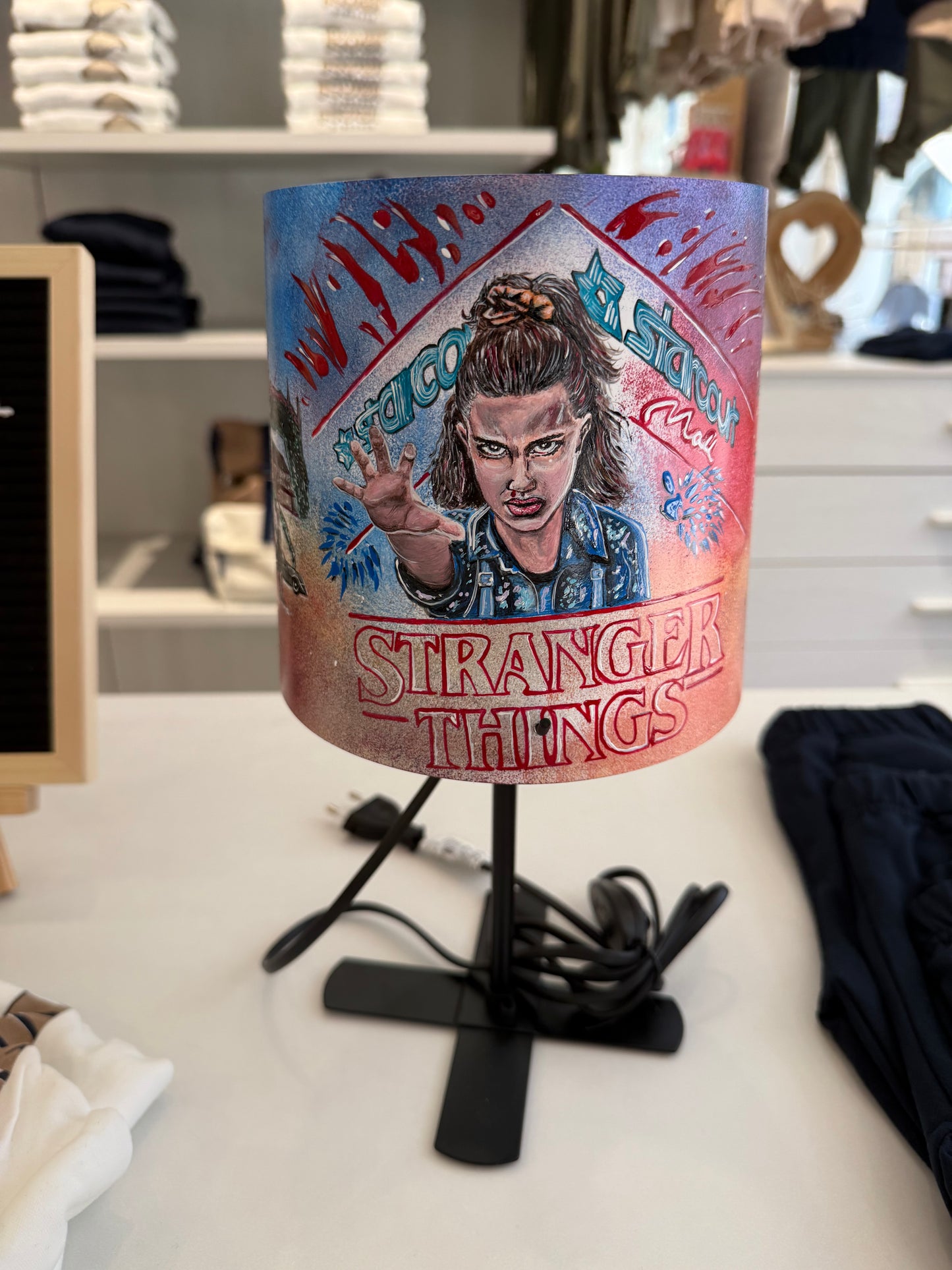 Lampada stranger things dipinta a mano