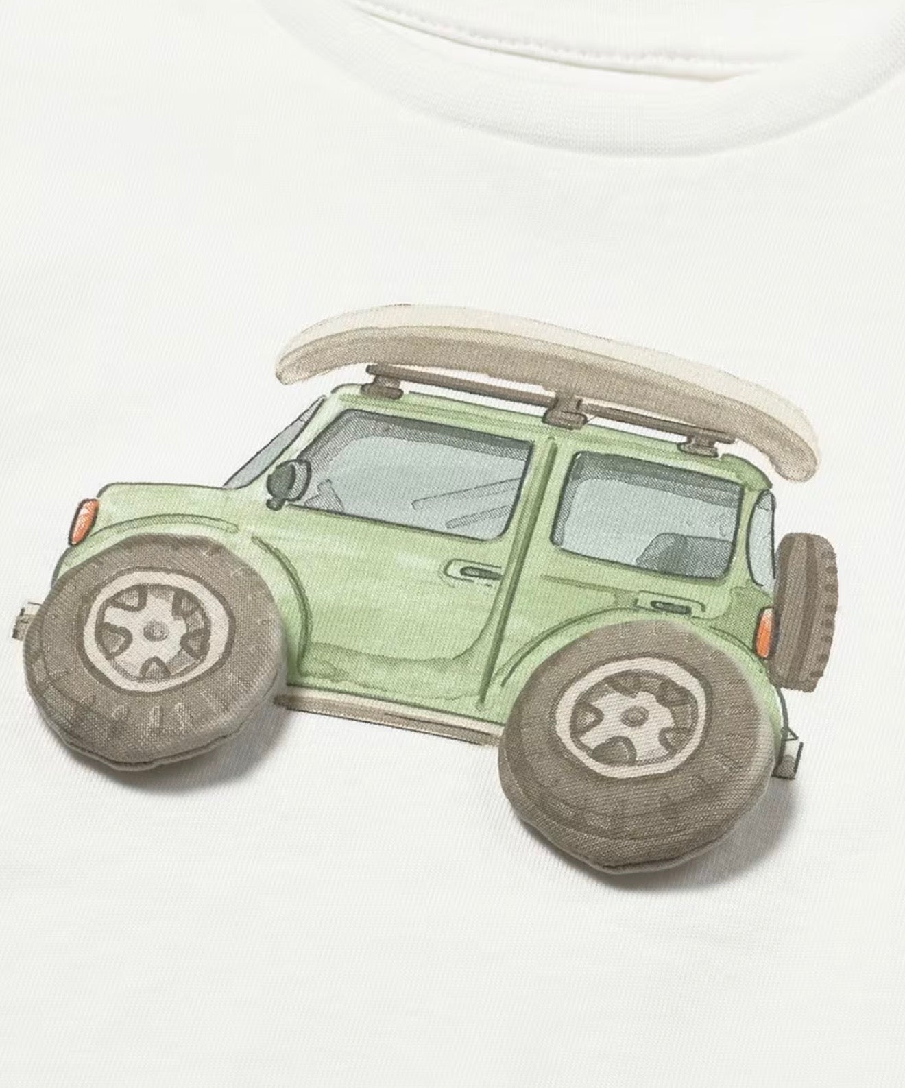 T-shirt bambino con jeep verde – stile avventura