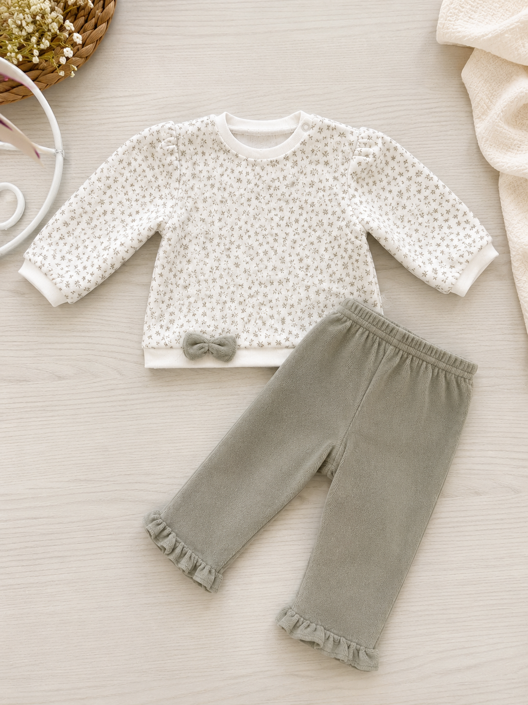 Completo neonata in ciniglia con fantasia floreale e pantaloni verde salvia