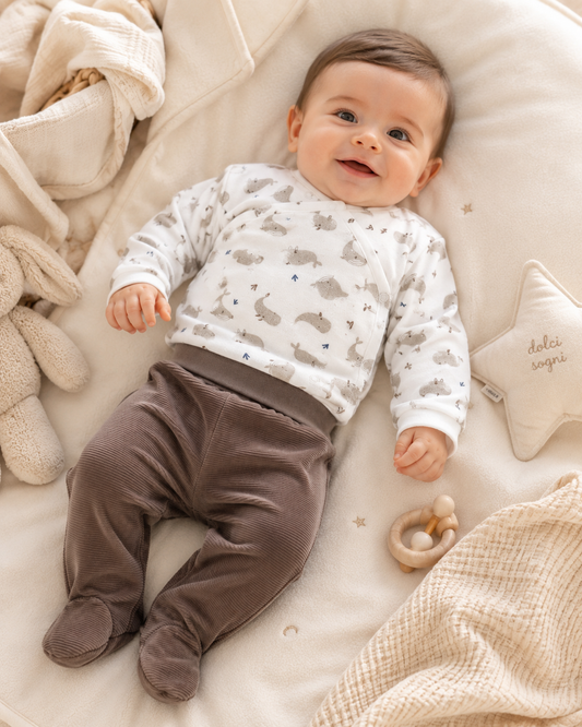 Completo neonato con maglia stampa balene e pantalone in ciniglia con piedini