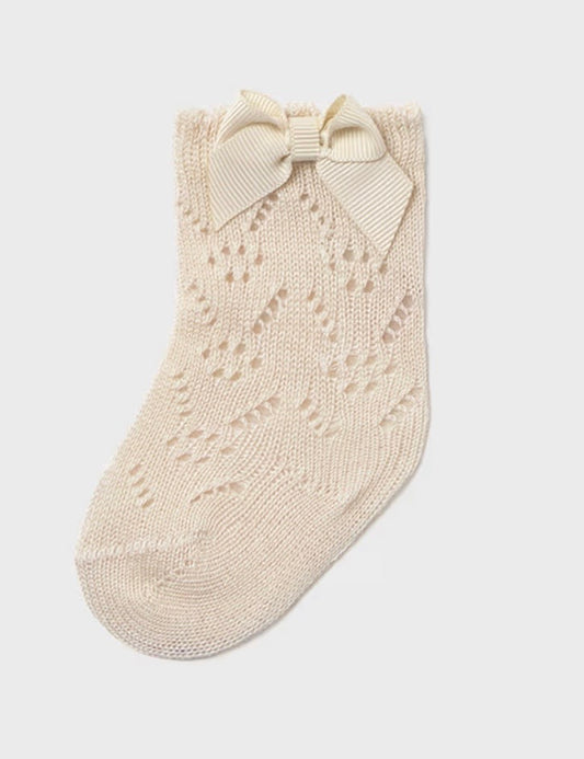 Calzini neonata beige traforati con fiocco