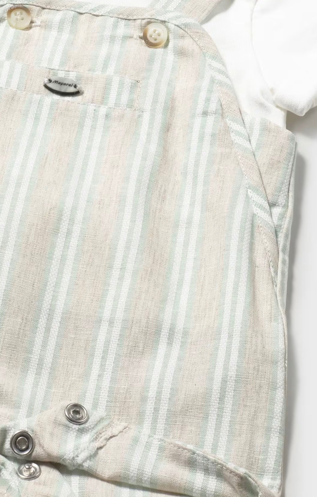 Completo bimbo salopette rigata + t-shirt bianca. Elegante e fresco