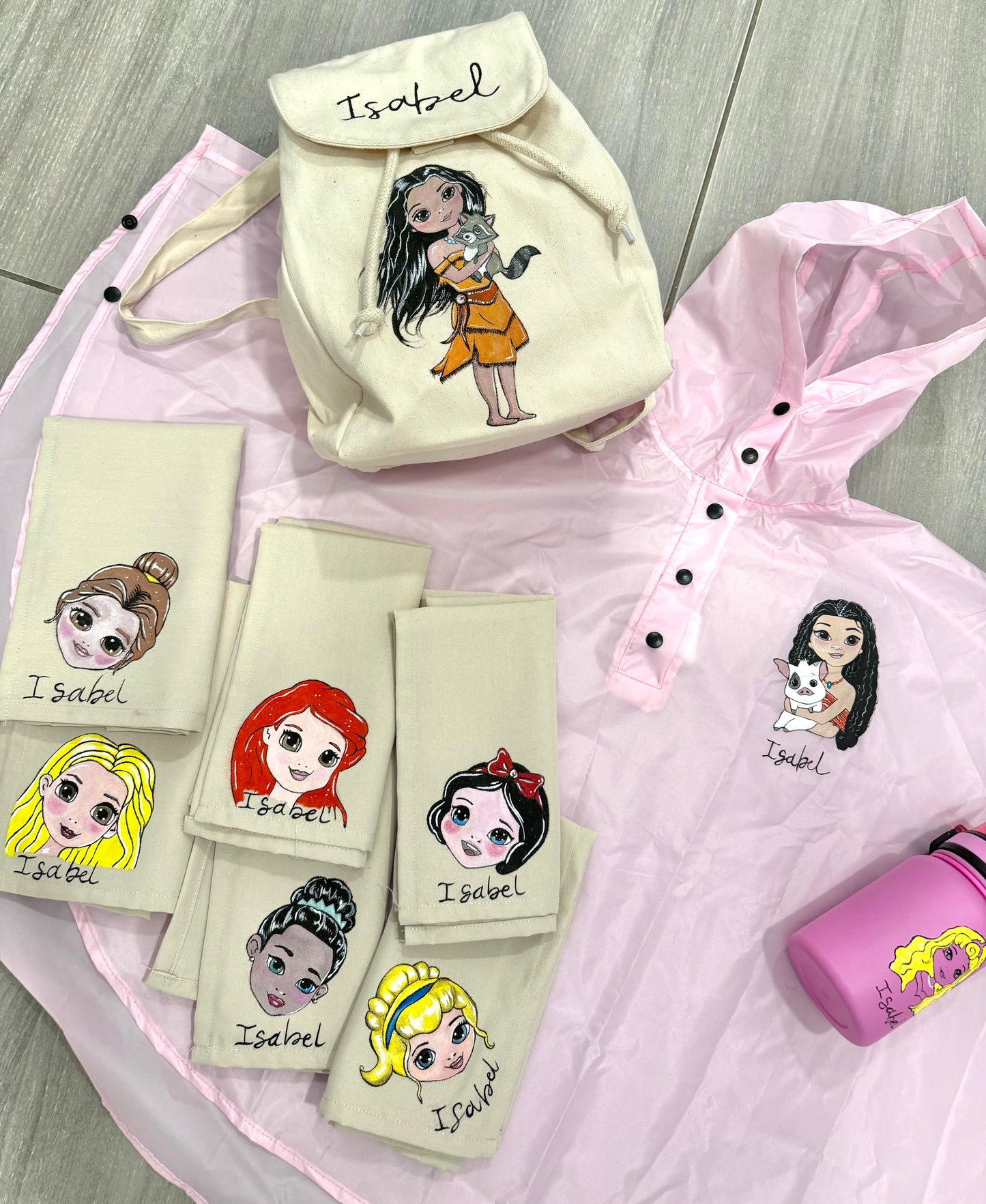 Set Asilo Personalizzato Dipinto a Mano – Zaino, Mantella, Asciugamani e Borraccia