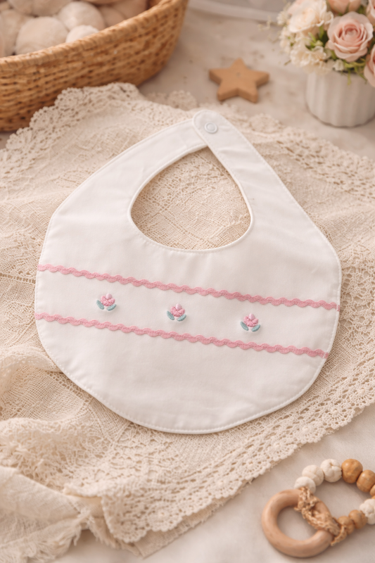 Bavaglino in cotone con roselline ricamate